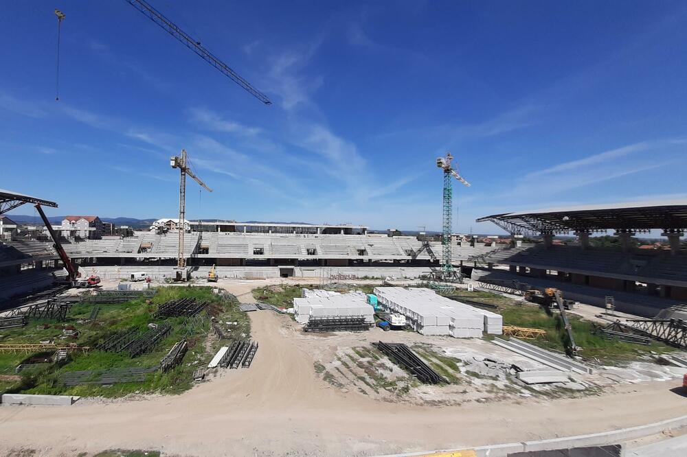 LAGATOR ĆE BITI HRAM FUDBALA: Raste krov na severu i jugu stadiona u Loznici