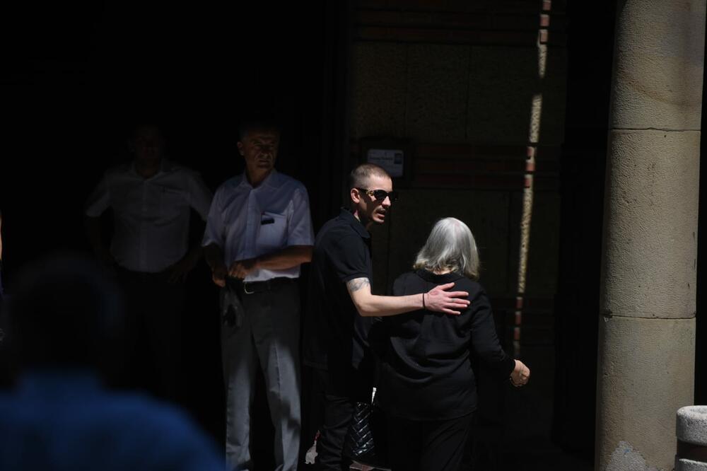 INCIDENT NA ISPRAĆAJU POGINULOG REKVIZITERA VLADIMIRA MILIVOJEVA: Žena izašla iz kapele i VIKALA na prisutne! (FOTO)