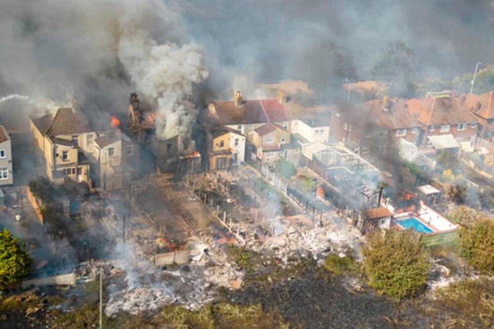 LONDON GORI Rekordne vrućine u Velikoj Britaniji izazvale seriju požara, u prestonici izgorelo više od 40 kuća!