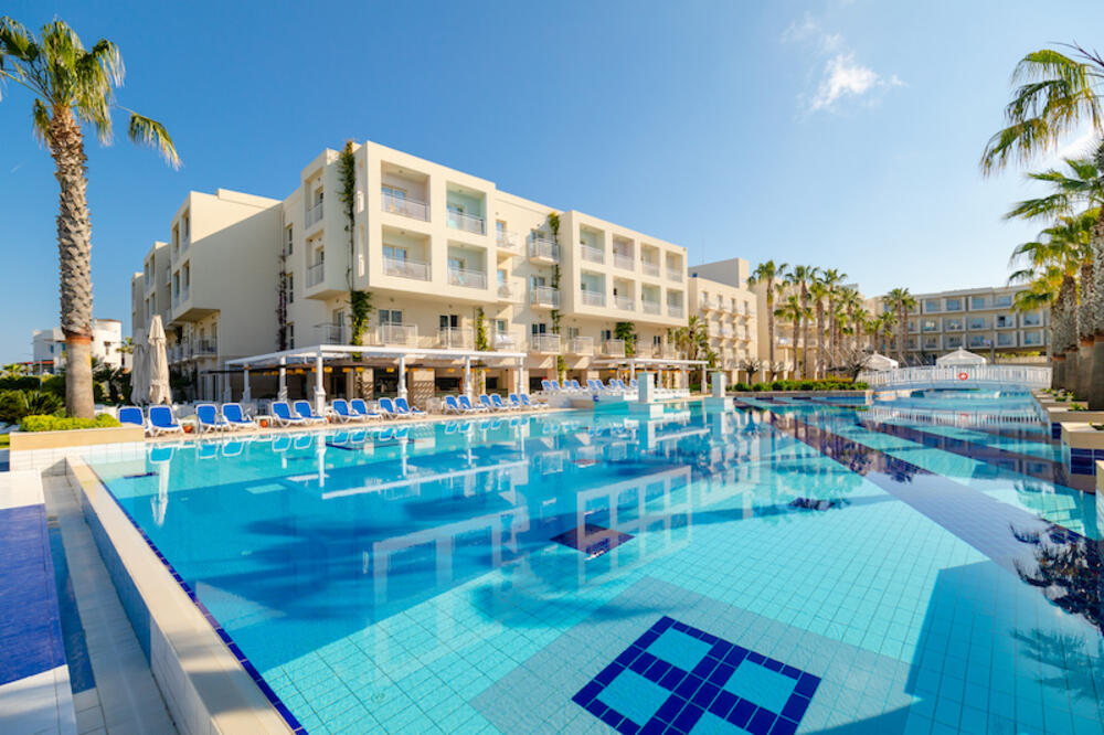 DVOJE DECE DO 13 GODINA GRATIS: I ne samo to, već jako lep hotel, sap uno bazena I privatnom plažom u neposrednoj blizini