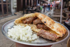 POSTOJE LI SLATKI ĆEVAPI? Poznato sarajevsko jelo i dalje zbunjuje strane posetioce glavnog grada BiH!