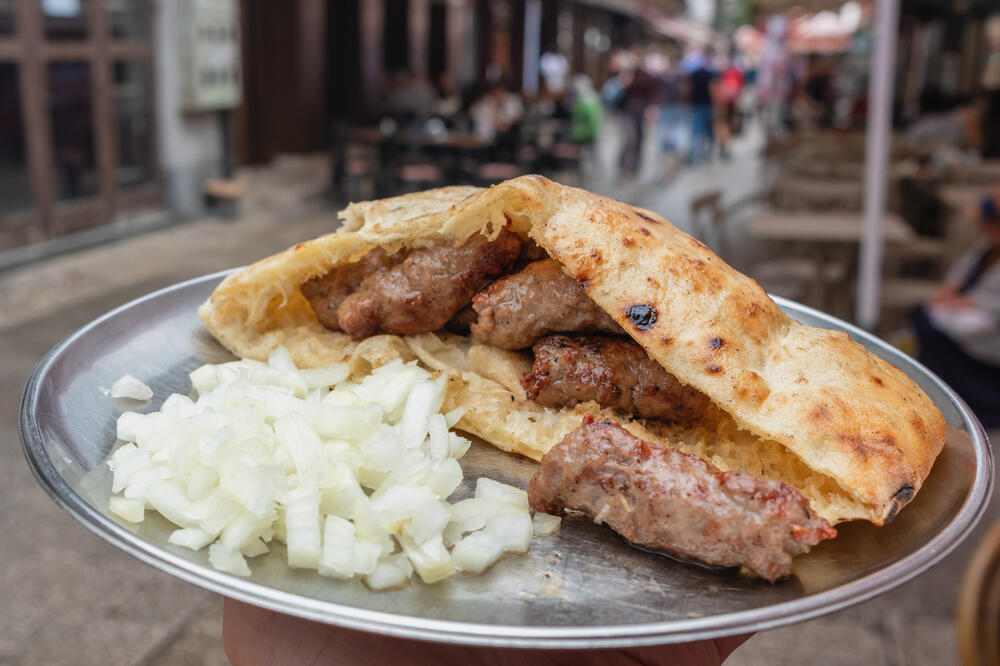 POSTOJE LI SLATKI ĆEVAPI? Poznato sarajevsko jelo i dalje zbunjuje strane posetioce glavnog grada BiH!
