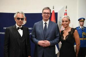 PREDSEDNIK SRBIJE SA BOČELIJEM I MARIZOM: Vučić dodelio Zlatne medalje svetski priznatim umetnicima (FOTO)