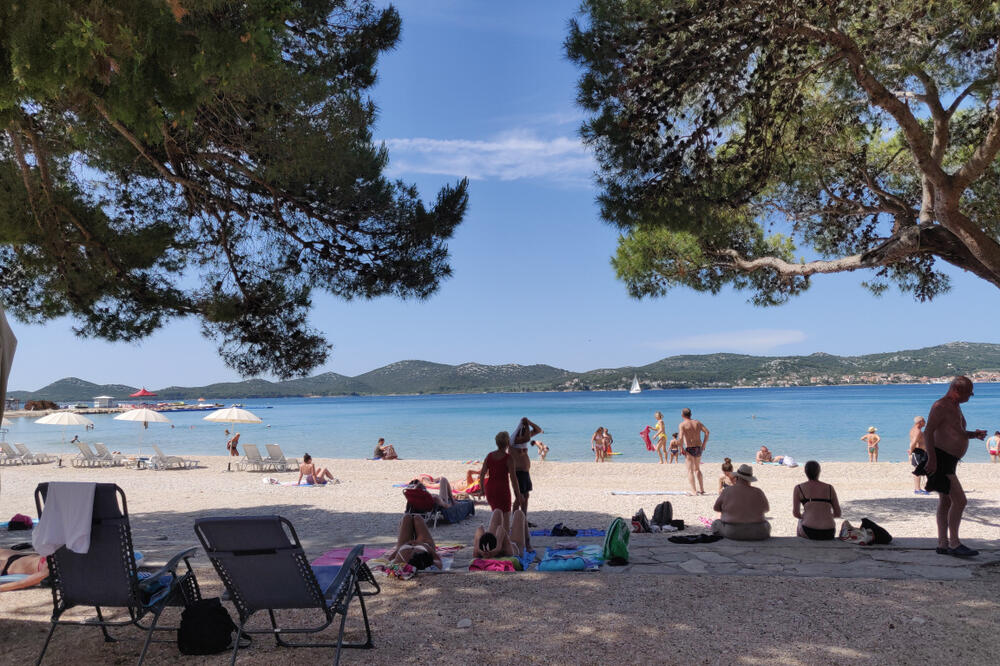 ŽULJA LI TE ALADINE?! Posetioci na plaži u Hrvatskoj zbunjeno gledaju šta rade strani turisti PEŠKIRI SU ZA AMATERE (FOTO)