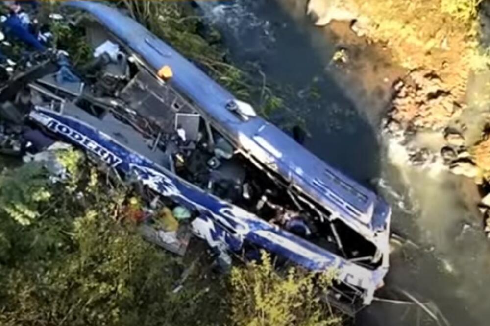 HOROR U KENIJI: Autobus sa mosta pao u provaliju duboku 40 metara, 34 žrtve VIDEO
