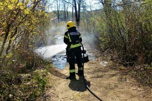 POŽAR KOD MALOG ZVORNIKA PO KONTROLOM: Domaćinstva sigurna, ali vatrogasci su i dalje na terenu