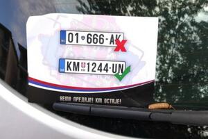 NEMA PREDAJE, KM OSTAJE: U Kosovskoj Mitrovici osvanuli flajeri uoči odluke Prištine o preregistraciji vozila