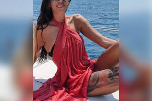 PREPLANULA ČEDINICA NA JAHTI Žena srpskog političara uživa na moru! Zategnuta kao praćka a ispod haljine provirila tetovaža (FOTO)