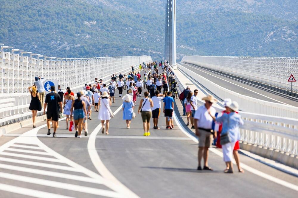 OPŠTI HAOS NA PELJEŠKOM MOSTU U HRVATSKOJ! Nadležni pobesneli, ne znaju kako da spreče građane da rade OVO