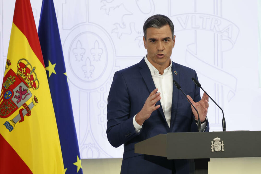 KAKO ENERGETSKI ŠTEDETI? Španski premijer ima ideju: Batalite kravate!