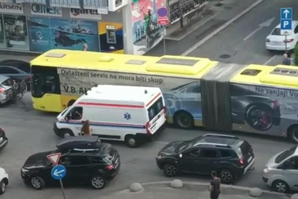 HITNA POMOĆ JE BILA ZAGLAVLJENA U ŠPICU: Hrabra Splićanka je izašla iz kola i za tren oka rešila problem! VIDEO