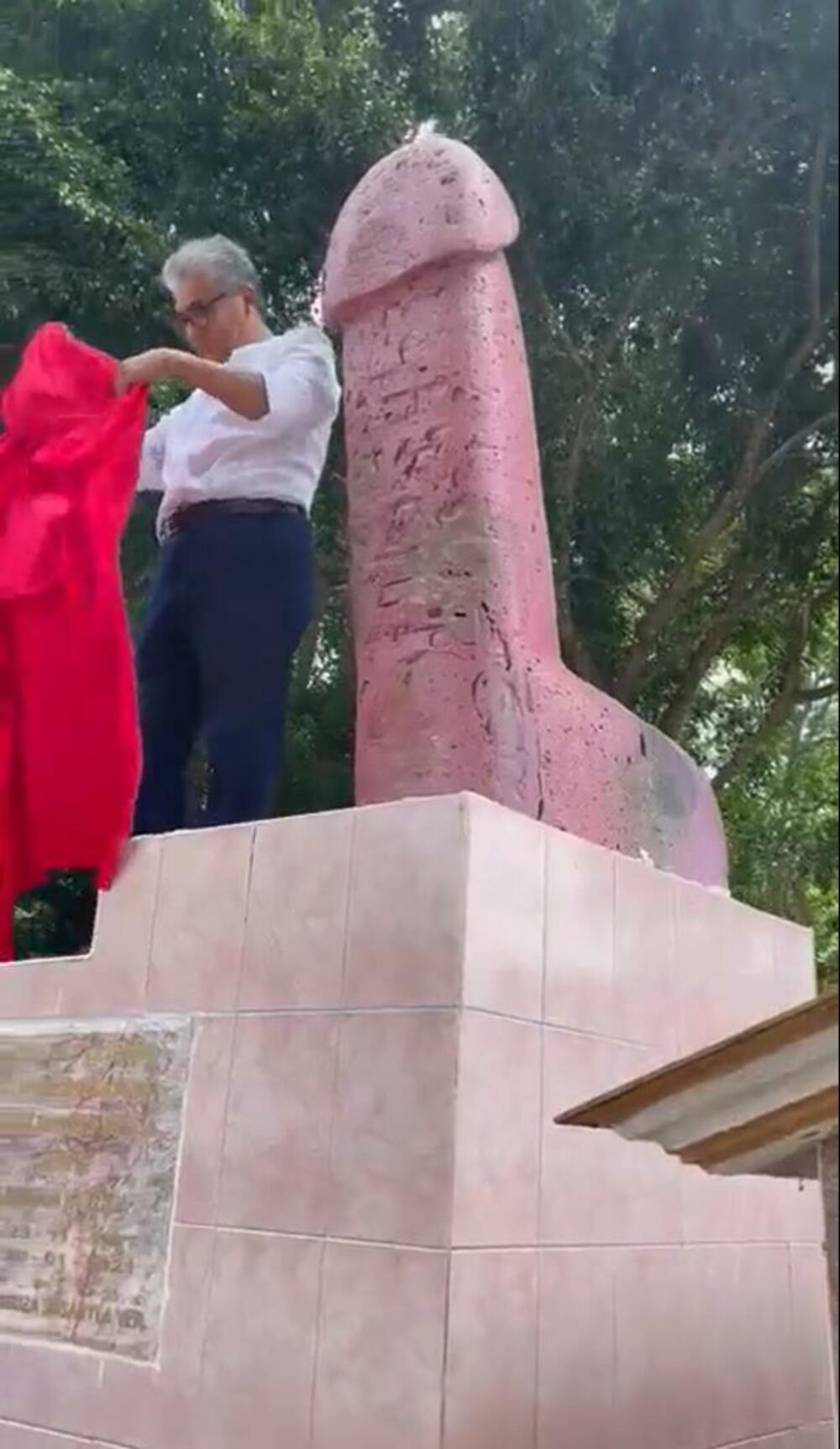 Katarina Ordunja Perez, spomenik u obliku penisa