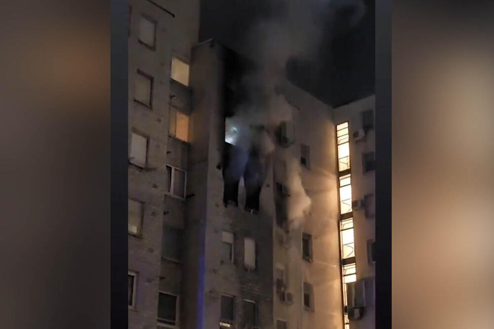 PRVI SNIMAK POŽARA U NOVOM BEOGRADU: Vatrogasci pronašli telo bake (100), vatra buknula u stanu na četvrtom spratu