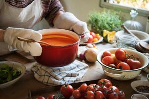 NIJEDNA ZIMNICA SE NE MOŽE ZAMISLITI BEZ NJEGA: Evo kako spremiti DOMAĆI kuvani paradajz kao iz BAKINE kuhinje (RECEPT)