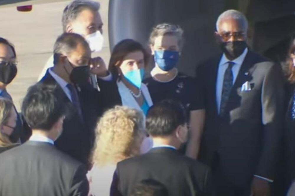 KRAJ POSETE KOJU JE PRATIO CEO SVET! Pelosi napustila Tajvan, mahnula okupljenima dok je ulazila u avion VIDEO