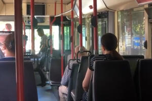 NEMA VOŽNJE NA GLADAN STOMAK: Vozač trole u Sarajevu zapanjio putnike svojim jutarnjim potezom VIDEO
