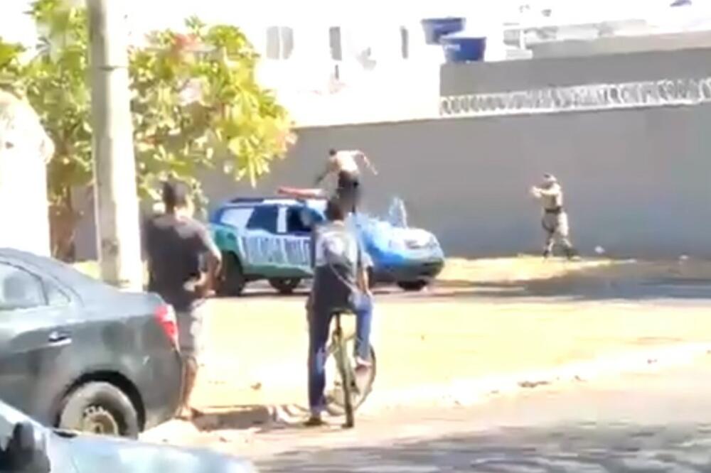 UZNEMIRUJUĆI VIDEO! POLICIJA UBILA MMA BORCA NA ULICI: Izgubio glavu, počeo da divlja i prebija ljude!