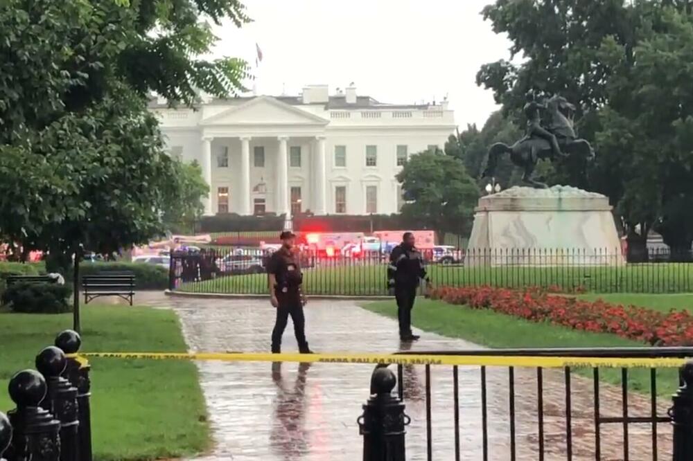 BIZARNI INCIDENT KOD BELE KUĆE: Dve žene i dva muškarca udario grom u parku blizu sedišta predsednika SAD, zadobili teške povrede