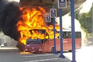 KULJAJU VATRA I CRNI DIM! Zapalio se autobus u Obrenovcu, plamen progutao čitavo vozilo
