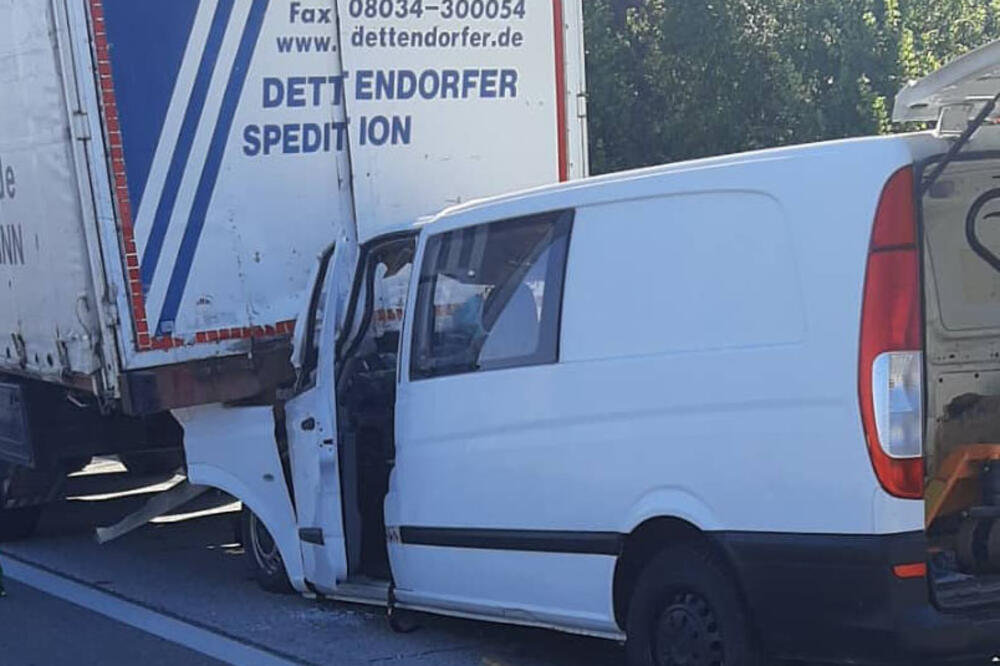 STRAVIČNA NESREĆA NA AUTO-PUTU KOD MARKOVCA: Kombi se zakucao u kamion, suvozač na mestu ostao mrtav (FOTO)