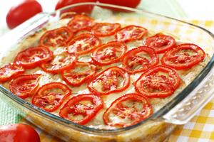 JEFTINO, A ODLIČNO JELO ZA CELU PORODICU: Zapečene tikvice, paradajz i sir uz sjajni preliv su savršeni i UKUSNI ručak (RECEPT)