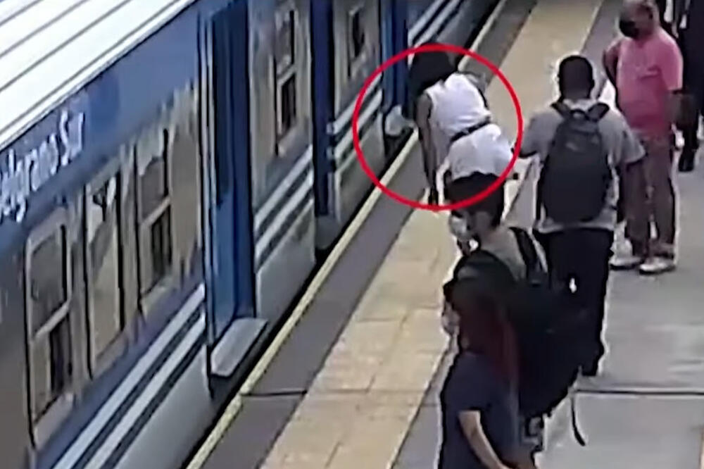 NE ZNAM KAKO SAM OSTALA ŽIVA: Kada vidite snimak žene koja pada pod voz, i vi ćete se zapitati isto VIDEO