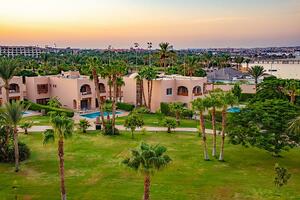U CENTRU ŠETAČKE ZONE, NA NAJLEPŠOJ PLAŽI U GRADU: Continental Hurghada 5* - hotel sa izvanrednim odnosom cene i kvaliteta