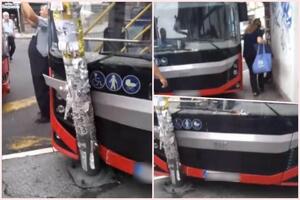 DRAMA NA OKRETNICI NA ZELENOM VENCU: Autobus izleteo sa kolovoza i udario u banderu (FOTO)
