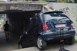 HIT SCENA NA ADI! Vozač tražio prečicu pa automobilom uleteo u podzemni prolaz, a onda je usledio još VEĆI MALER (FOTO)
