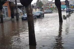 PUSTOŠ NAKON NEVREMENA U NIŠU: Ulice pod vodom, ljudi ne mogu van iz kuća, vetar nosio stolove i suncobrane iz kafića (VIDEO)