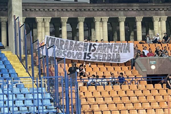 KOSOVO JE SRBIJA: Navijači Pjunika istakli transparent tokom utakmice sa Crvenom zvezdom