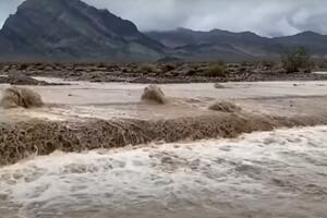 OVAKO NEŠTO SE VIĐA JEDNOM U HILJADU GODINA: Poplavljena Dolina smrti u SAD, bujice vode u "zemlji ekstrema" VIDEO
