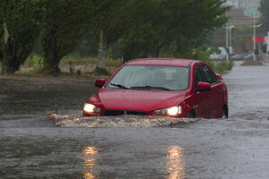 OVO SU SAVETI KOJE SVAKI VOZAČ TREBA DA ZNA: Ukoliko vam vozilo potopi voda usled obilnih padavina, URADITE OVIH PET STVARI