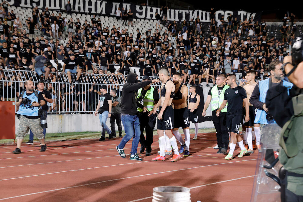 SRAM VAS BILO FOTELJAŠI! Navijači Partizana besni posle poraza: Srušite stadion, BOLJE DA ŽIVIMO OD USPOMENA!