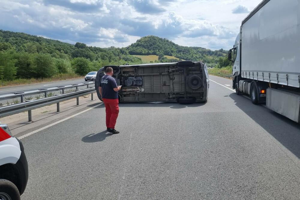 KOMBI SE PREVRNUO NASRED PUTA, AUTO UDARIO U BANKINU: Troje povređeno u udesu na auto-putu Miloš Veliki (FOTO)