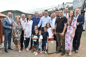 OVO JE PUT ZA IZGRADNJU MIRA I BUDUĆNOSTI: Petković obišao trinaestočlanu porodicu Jevremović u selu Trikose na Kosovu i Metohiji