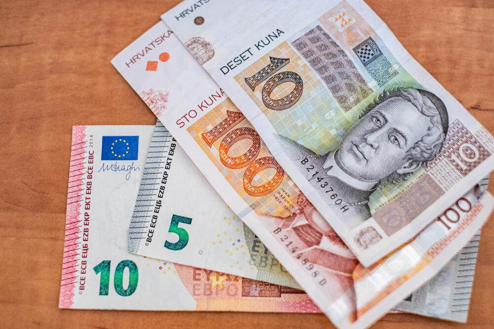HRVATSKA TAČNO U PONOĆ ZAVRŠAVA PLAĆANJE U KUNAMA: Od nedelje plaćanje smao u evrima, a ovo je novina na bankomatima