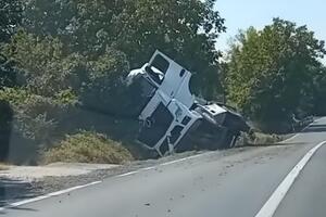 KAMION SLETEO SA PUTA NA UMKI: Vozač izgubio kontrolu nad teretnjakom, pa završio u kanalu pored kolovoza