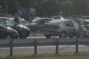LANČANI SUDAR KOD SAVA CENTRA: "Audijem" naleteo na vozilo ispred sebe pa nastao karambol, oštećeno pet automobila (VIDEO)