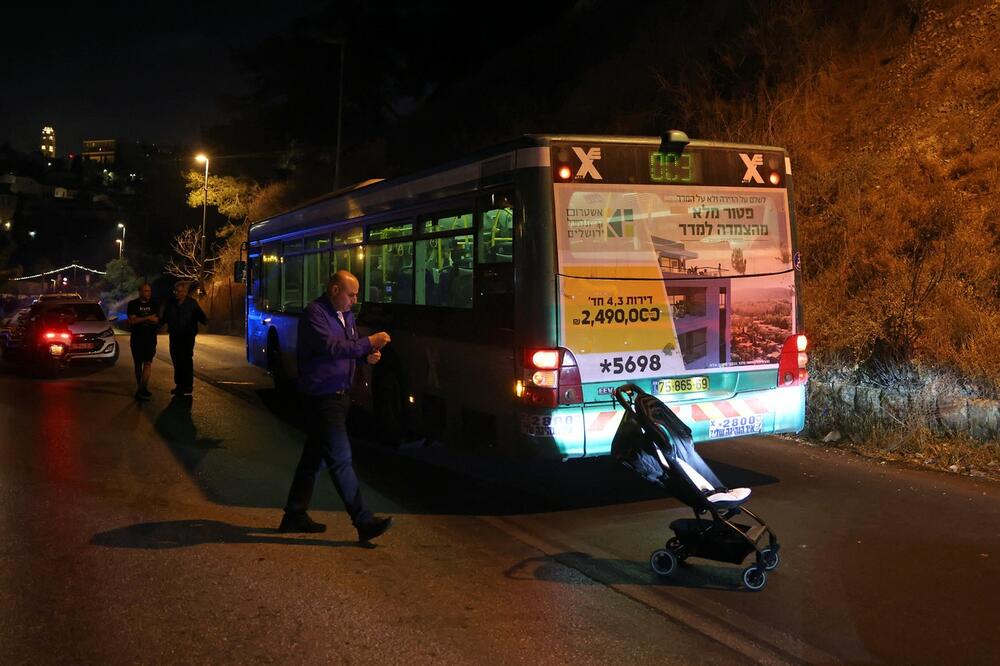 ORUŽANI NAPAD U JERUSALIMU: Pucano na autobus, 8 ranjenih, među njima i trudnica