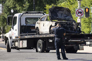 KOLIMA PROBIO BARIKADU KOD KONGRESA SAD: Amerikanac iz zapaljenog automobila odmah otvorio vatru na policiju, pa se ubio!