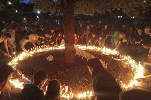 CETINJANI ODALI POČAST ŽRTVAMA MASAKRA: U tišini palili sveće na Dvorskom trgu! FOTO, VIDEO