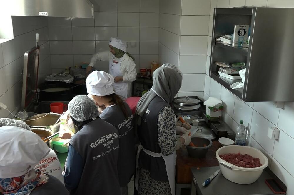 HUMANITARNA MISIJA: Volonterke iz Turske pripremale obroke za narodnu kuhinju u Varvarinu (FOTO)