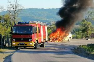 DRAMA! BUKTINJA PROGUTALA FIAT PUNTA: Zapalilo se vozilo ispred zgrade u Užicu, a vatra pretila da se proširi na susedne objekte
