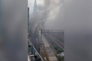 HAOS U LONDONU! Veliki požar buknuo na železničkoj stanici u centru grada: Evakuisane okone zgrade (VIDEO)