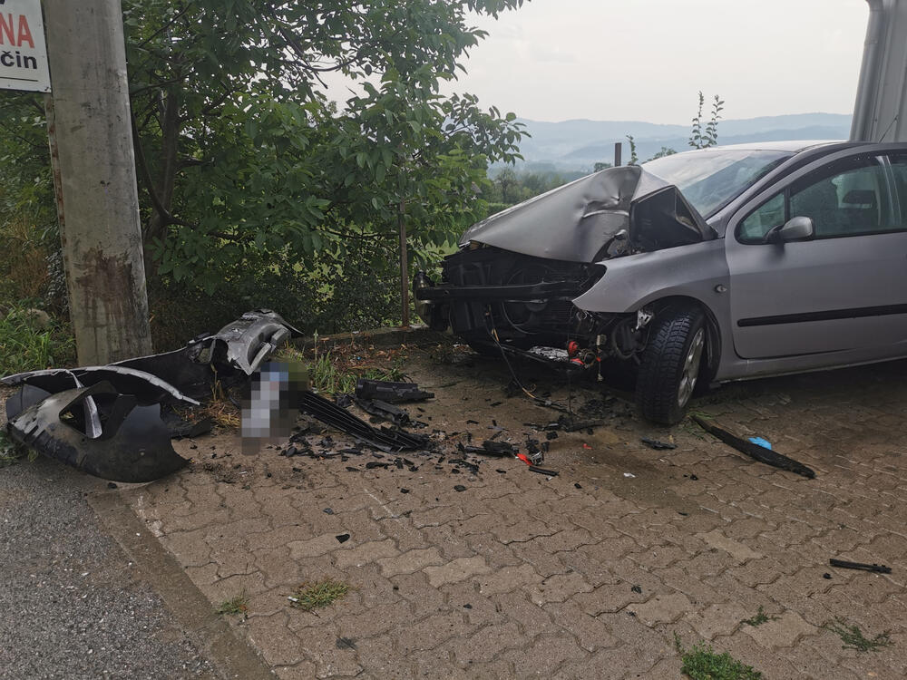 Automobil potpuno uništen kod Čačka