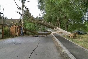 GRAD I OLUJA PROTUTNJALI SEVERNOM MITROVICOM: Oštećeni krovovi i vozila, a evo u koje delove Srbije oluja stže!