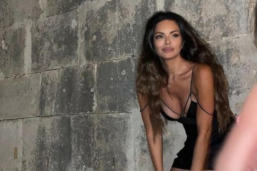 NIKOLINA PIŠEK GOLIŠAVA I VRELA 6 MESECI OD SMRTI MUŽA: Voditeljka u brusu, mrežastim čarapama, HALTERIMA, zavodi na mrežama! FOTO