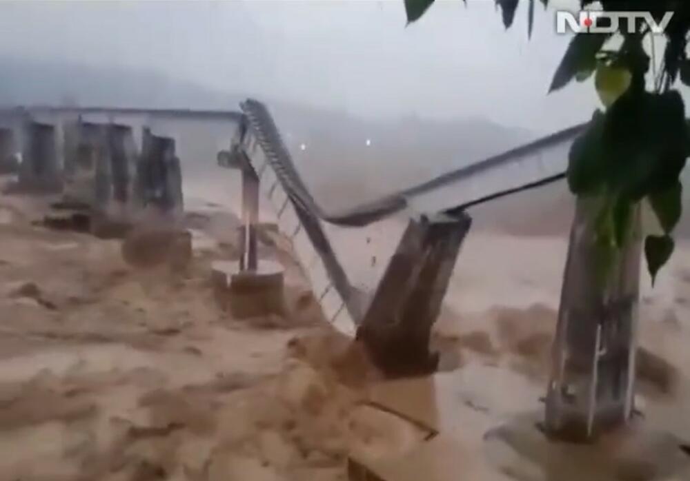 Indija, monsuni, poplave, bujice, most