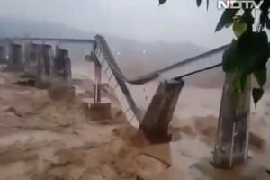 KATAKLIZMA U PODNOŽIJU HIMALAJA Poplave i klizišta u Indiji usmrtile 15 osoba! Bujica srušila i železnički most! VIDEO